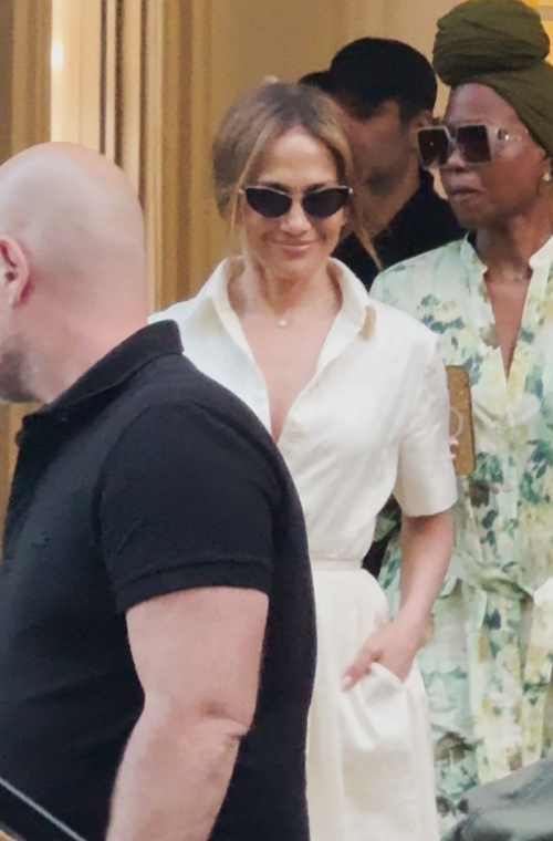 Jennifer Lopez Out Shopping in Paris During Fashion Week 1