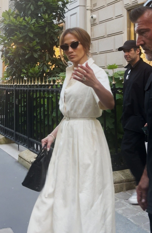 Jennifer Lopez Out Shopping in Paris During Fashion Week 3