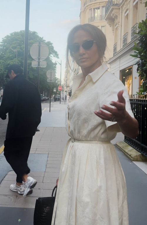 Jennifer Lopez Out Shopping in Paris During Fashion Week 4