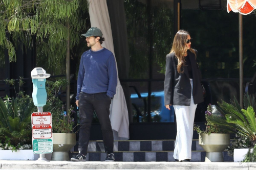 Jessica Alba and Joseph Gordon-Levitt Grab Lunch at Bird Street Restaurant in Los Angeles - June 2024 1