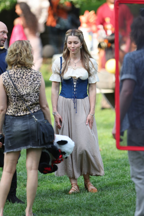 Jessica Biel and Elizabeth Banks on the Set of The Better Sister in Central Park in New York 7