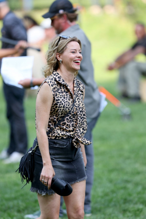 Jessica Biel and Elizabeth Banks on the Set of The Better Sister in Central Park in New York 8