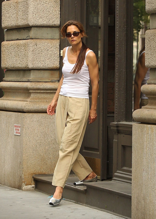 Katie Holmes Leaves Her Apartment in New York 2