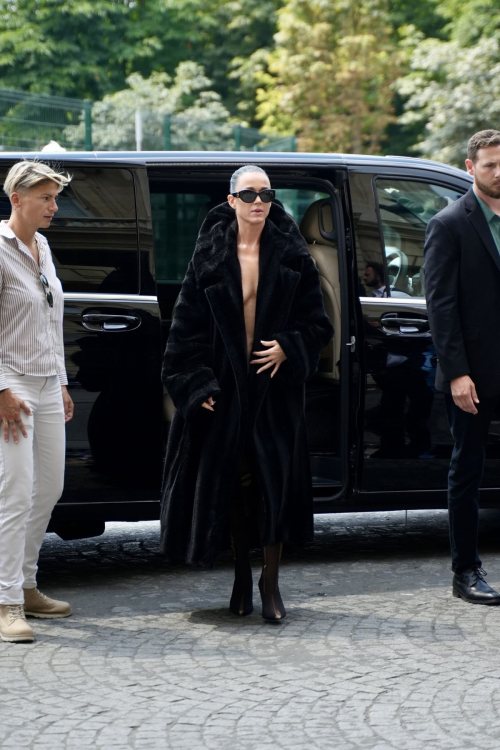 Katy Perry Arrives at Her Hotel After Balenciaga Fashion Show Paris 3