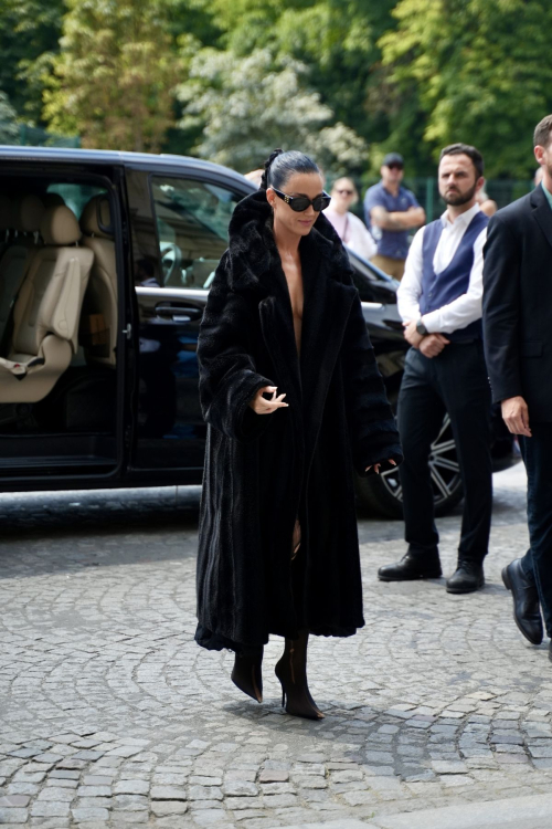 Katy Perry Arrives at Her Hotel After Balenciaga Fashion Show Paris 4