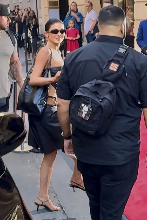 Kylie Jenner Arrives at Her Hotel in Paris 3