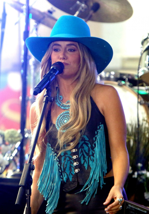 Lainey Wilson Performs at Today Show Rockefeller Plaza in New York 3