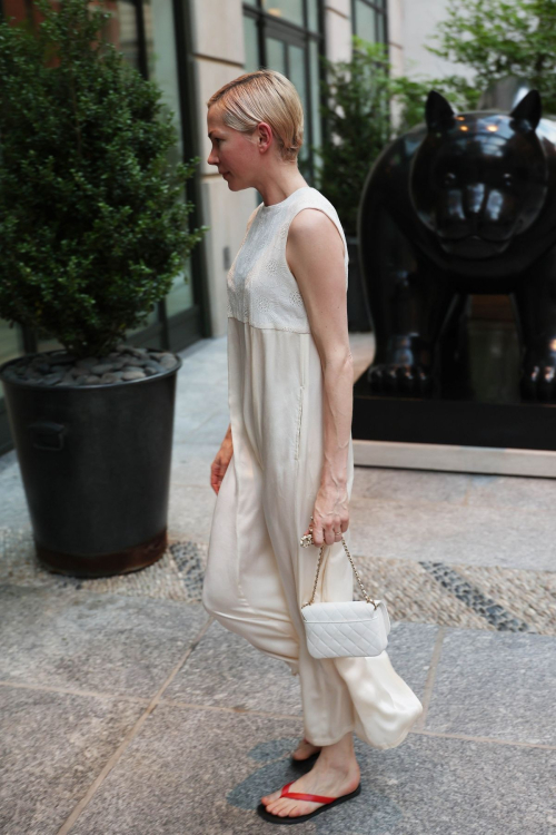 Michelle Williams Arrives at Vogue Dinner Party in New York 5