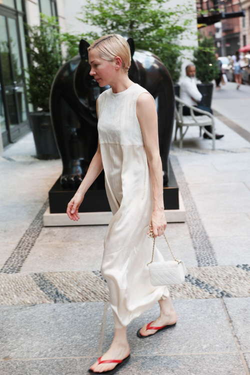 Michelle Williams Arrives at Vogue Dinner Party in New York 6