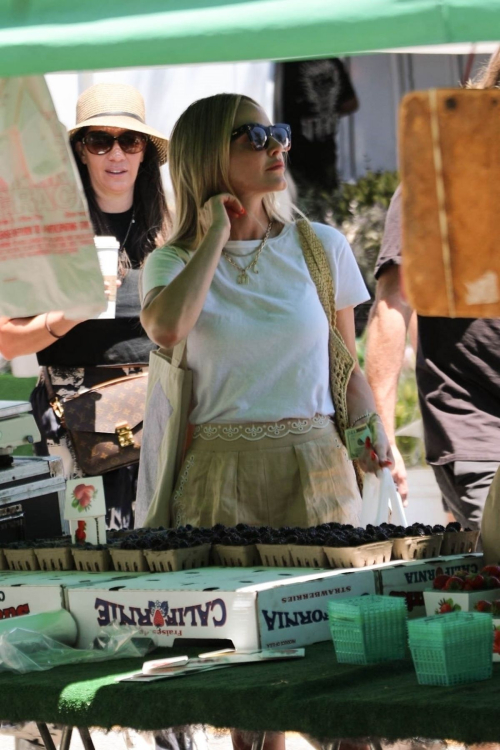 Monet Mazur Shopping at Farmerís Market in Studio City 2