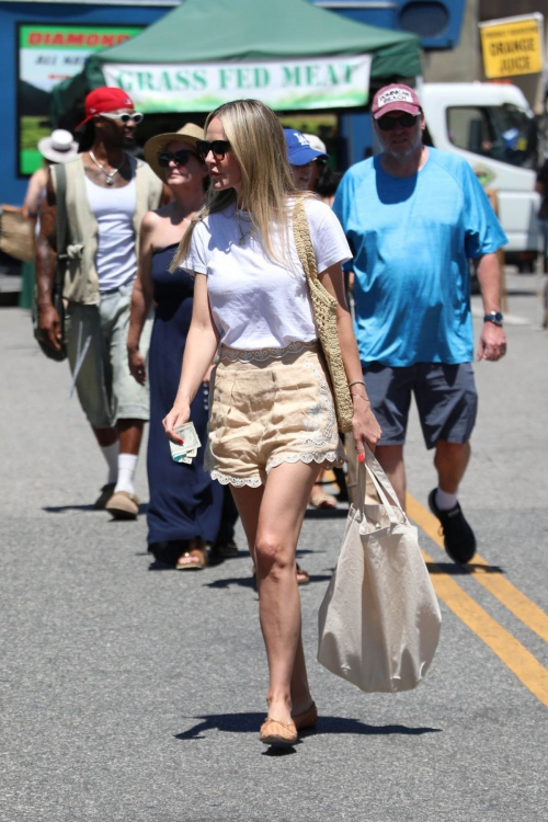 Monet Mazur Shopping at Farmerís Market in Studio City 3