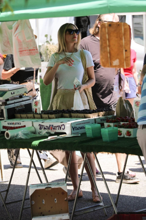 Monet Mazur Shopping at Farmerís Market in Studio City 4