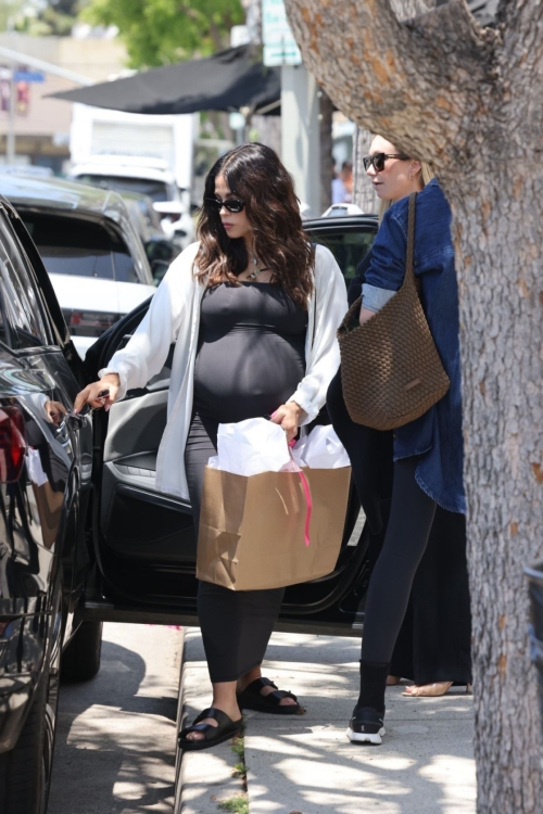 Pregnant Jenna Dewan Out for Lunch with Friends at Joan