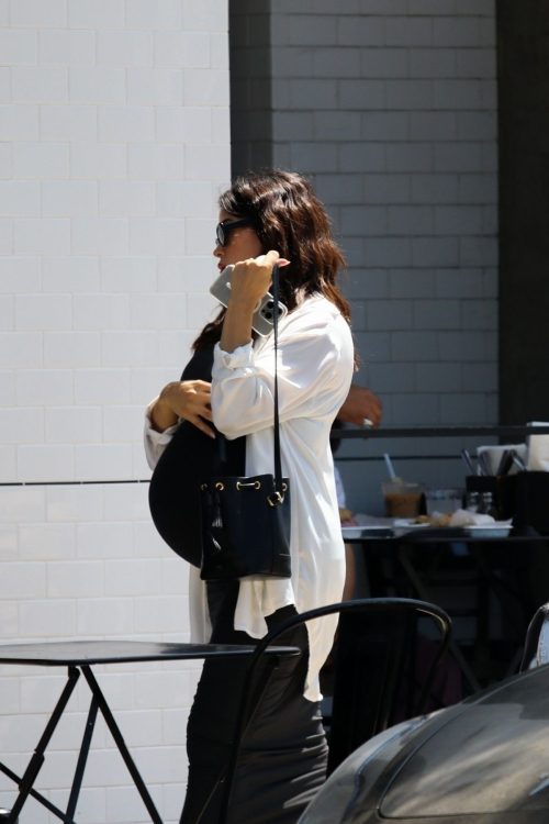 Pregnant Jenna Dewan Out for Lunch with Friends at Joan