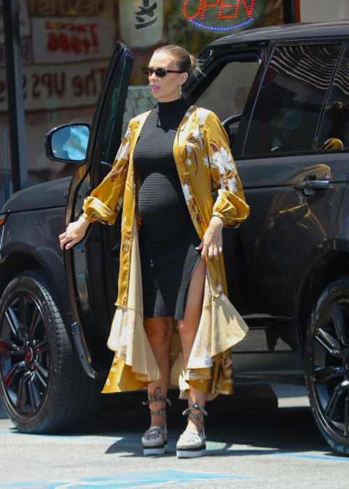 Pregnant Lala Kent Out and About in Sherman Oaks 5