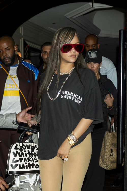 Rihanna Leaves Cesar Restaurant in Paris 2