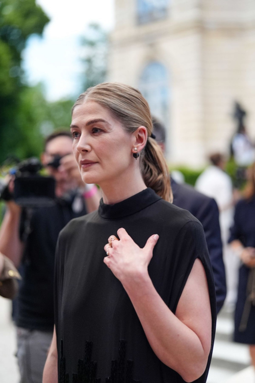 Rosamund Pike Arrives at Dior Fall 2024 Couture Show Paris 1