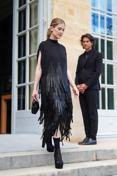 Rosamund Pike Arrives at Dior Fall 2024 Couture Show Paris 5