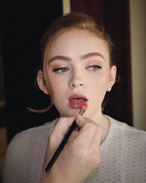 Sadie Sink ñ Haute Couture Fall/Winter 2024/25 Photoshoot 5