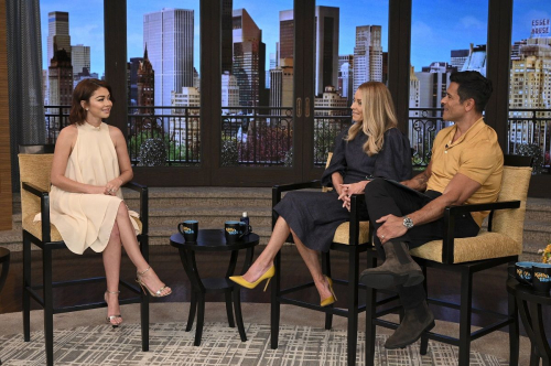 Sarah Hyland on Live with Kelly & Mark 1