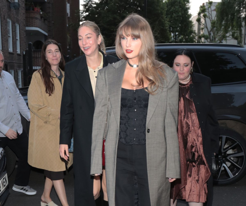 Taylor Swift, Lena Dunham, and Este and Danielle Haim Arrive at Casa Cruz in Notting Hill 3