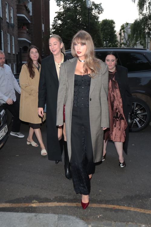 Taylor Swift, Lena Dunham, and Este and Danielle Haim Arrive at Casa Cruz in Notting Hill 6