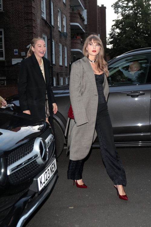 Taylor Swift Out for Dinner with Friends in London 4