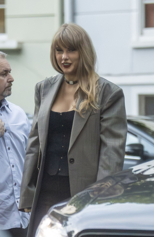 Taylor Swift Out for Dinner with Friends in London 7