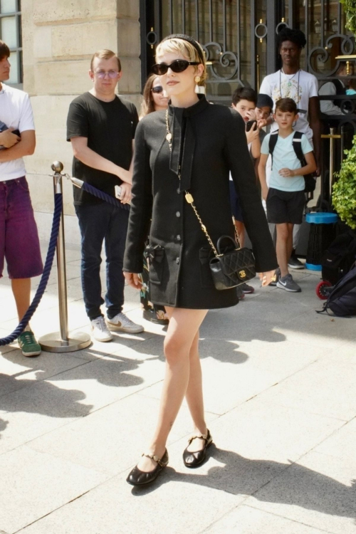 Zoey Deutch Posing for Cameras Before a Fashion Event in Paris 3