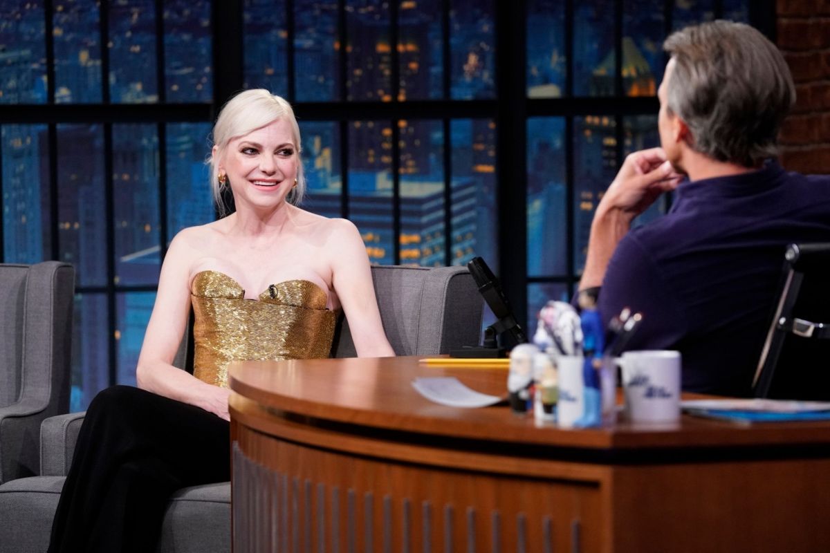 Anna Faris at Late Night with Seth Meyers