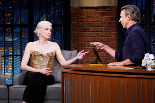 Anna Faris at Late Night with Seth Meyers 2