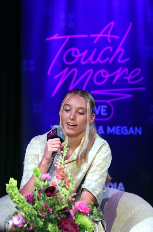 Aubrey Plaza Megan Rapinoe Paige Bueckers Sue Bird A Touch More Live Event Scottsdale 5