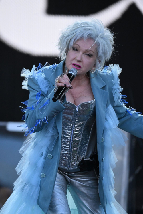 Cindy Lauper Performs Glastonbury Festival 2