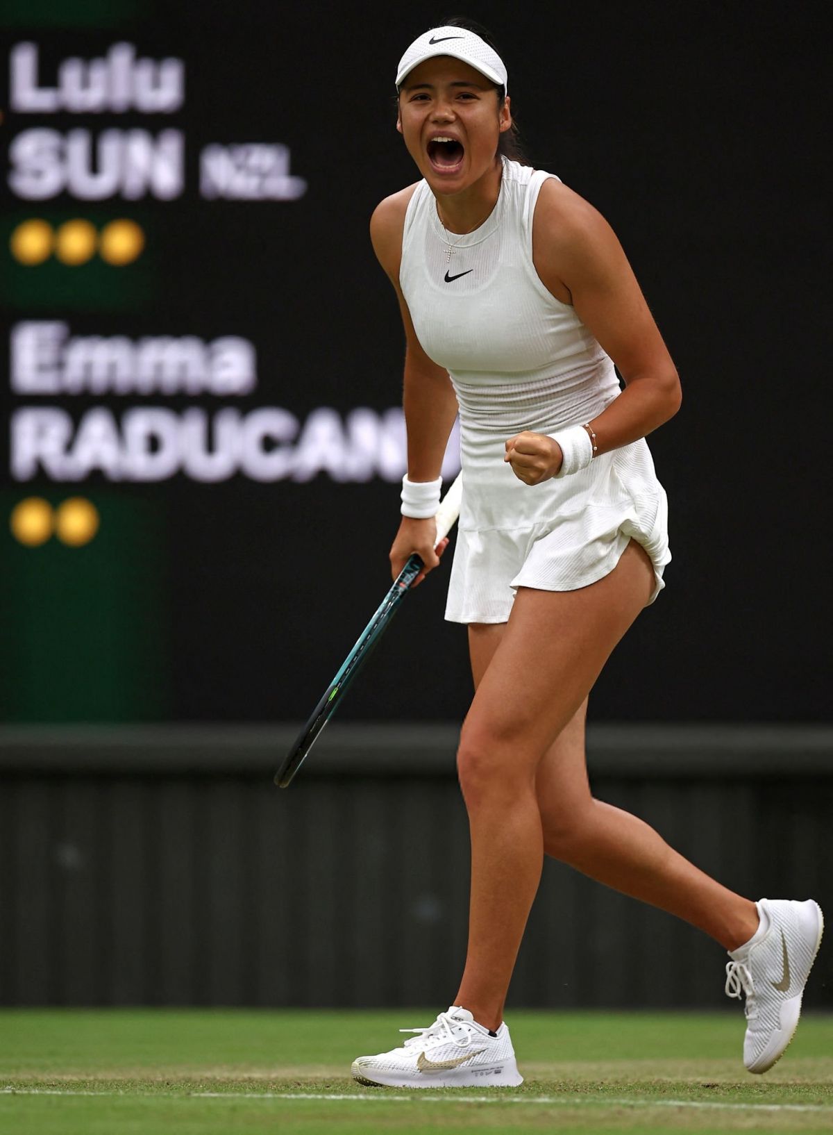 Emma Raducanu Loses to Lulu Sun in Round of 16 at Wimbledon 2024 in London