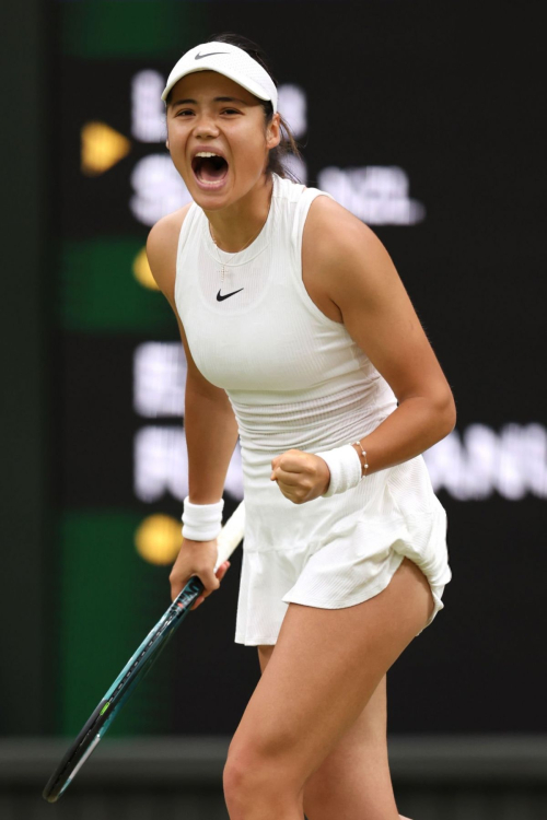 Emma Raducanu Loses to Lulu Sun in Round of 16 at Wimbledon 2024 in London 1