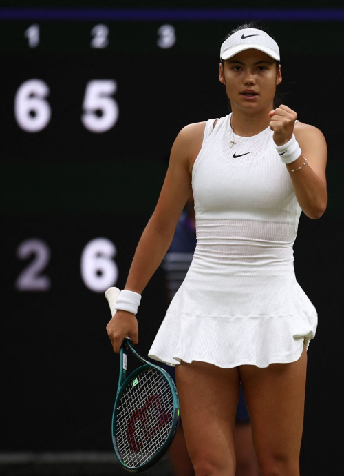 Emma Raducanu Loses to Lulu Sun in Round of 16 at Wimbledon 2024 in London 3