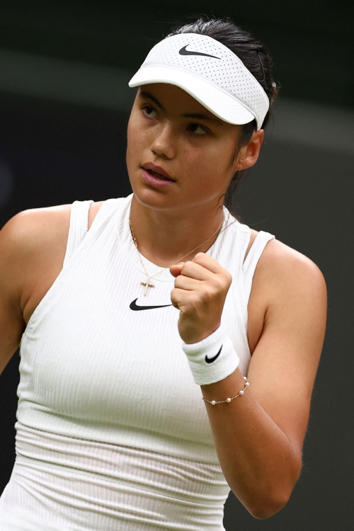 Emma Raducanu Loses to Lulu Sun in Round of 16 at Wimbledon 2024 in London 5