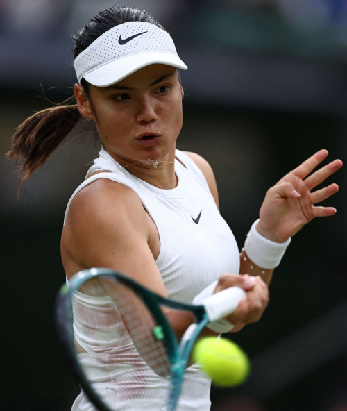 Emma Raducanu Loses to Lulu Sun in Round of 16 at Wimbledon 2024 in London 8