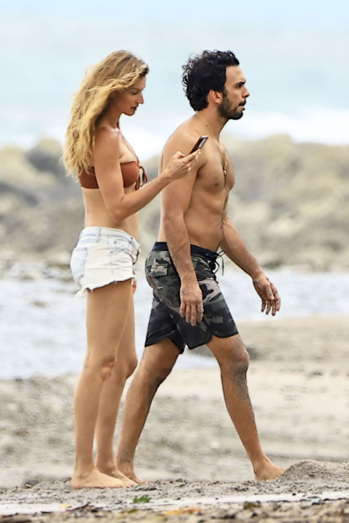 Gisele Bundchen and Joaquim Valente Beach Costa Rica 9