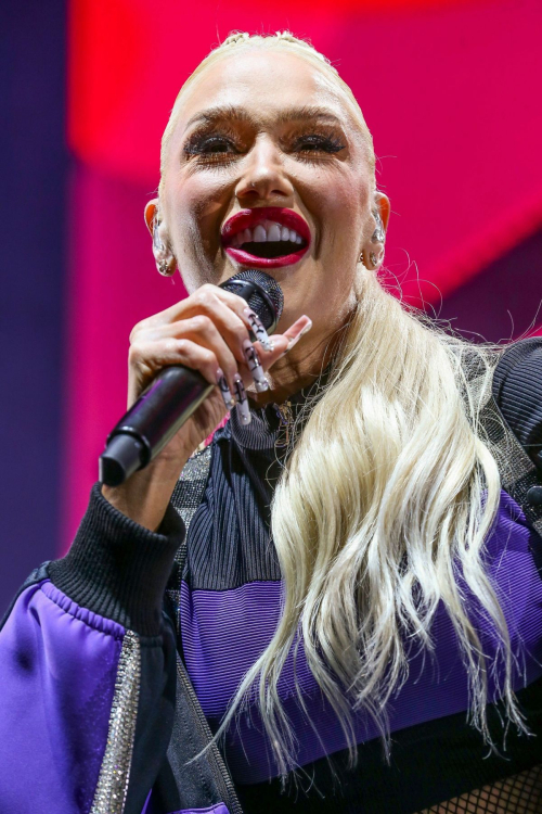 Gwen Stefani Performs at Cali Vibes Festival in Long Beach 8