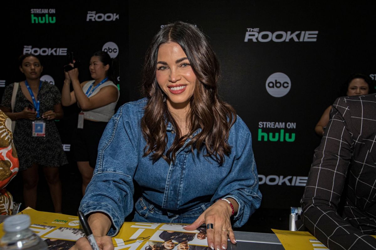 Jenna Dewan at The Rookie Autograph Signing in San Diego