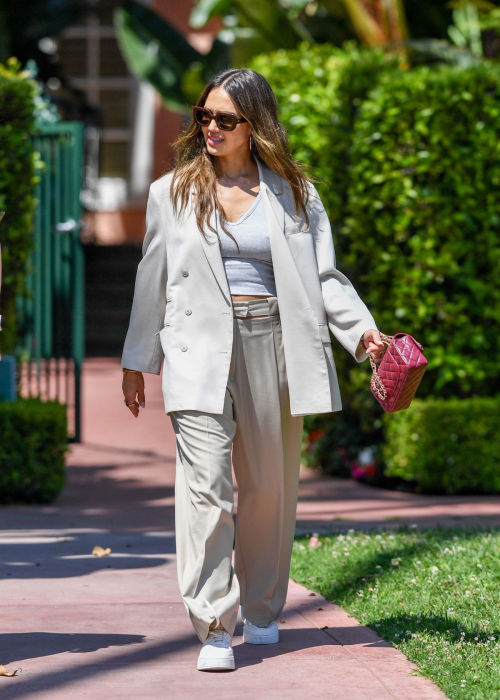 Jessica Alba Arrives at Beverly Hills Hotel 4