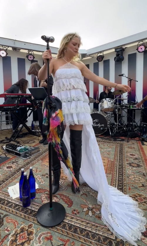 Kate Hudson Performs with Her Band and DJ Pee Wee at The Surf Lodge Montauk 1