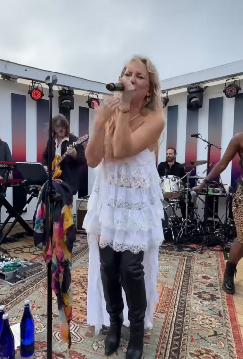 Kate Hudson Performs with Her Band and DJ Pee Wee at The Surf Lodge Montauk 2