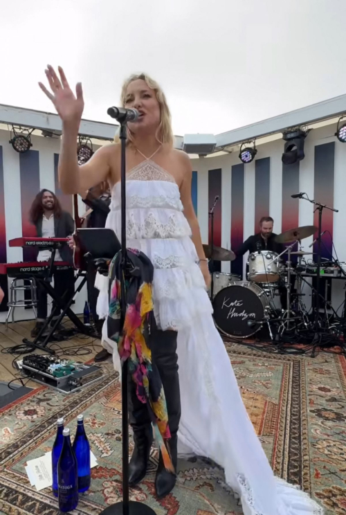 Kate Hudson Performs with Her Band and DJ Pee Wee at The Surf Lodge Montauk 3