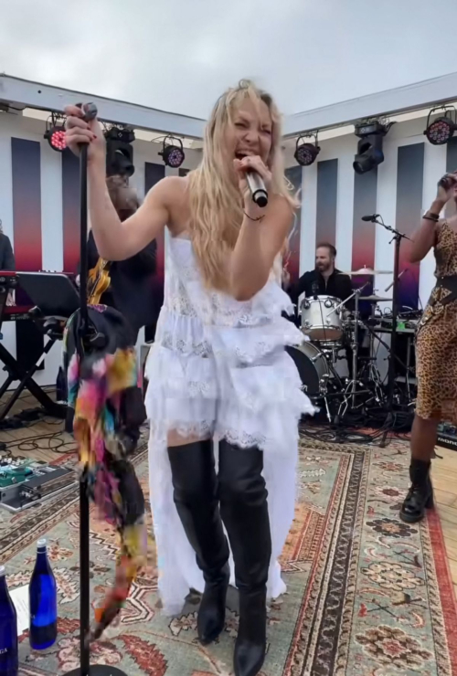 Kate Hudson Performs with Her Band and DJ Pee Wee at The Surf Lodge Montauk 4