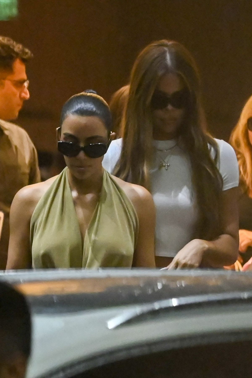 Kim and Khloe Kardashian Arrive in Mumbai 3