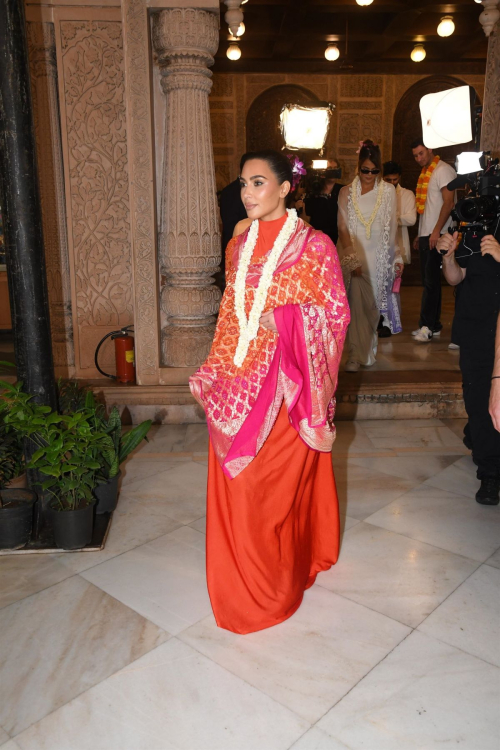 Kim Kardashian Khloe Kardashian Traditional Indian Temple Mumbai 9