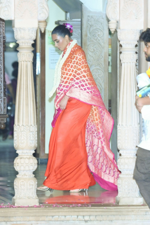 Kim Kardashian Khloe Kardashian Traditional Indian Temple Mumbai 2