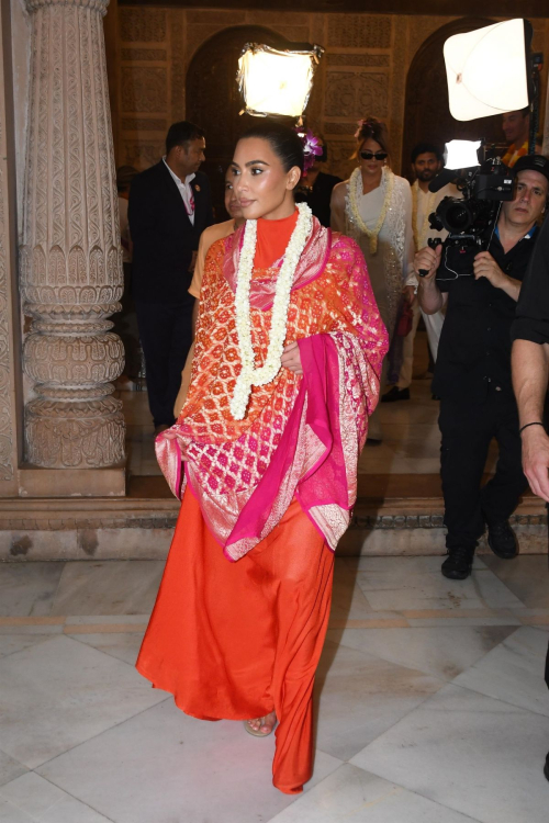 Kim Kardashian Khloe Kardashian Traditional Indian Temple Mumbai 3